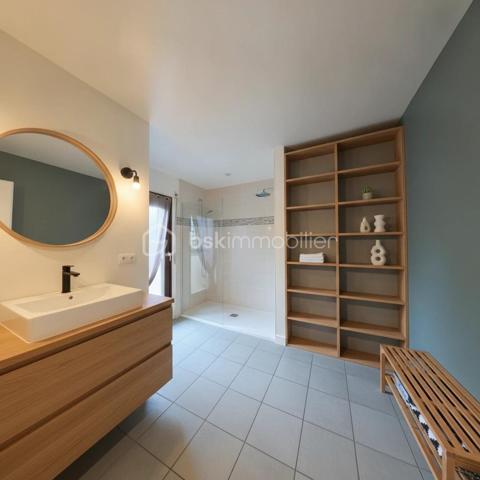 Nouveauté sur le marché ! Découvrez ce spacieux appartement familial de 113 m², situé dans une résidence calme et parfaitement entretenue à Livry-Gargan Avenue Liégeard. Un bien qui allie espace, lumière et convivialité.

Ce qui fait la différence :

Un séjour XXL de 32 m² avec cheminée : la pièce idéale pour recevoir, partager et créer des souvenirs.

Deux balcons exposés Nord et Est : profitez de la lumière et de l'air extérieur à tout moment de la journée.

Trois chambres spacieuses desservies par un grand dégagement : une circulation fluide et agréable au quotidien.

Cave et deux boxes communiquants en sous-sol : un vrai plus pour le rangement et le stationnement.

La résidence :
Petite copropriété fermée et sécurisée datant de 1989 (16 lots au total), offrant un cadre de vie paisible avec digicode, interphone, fibre optique et VMC. À proximité immédiate des commerces, des écoles et des espaces verts.

La présente annonce concerne 4 lots (11, 23, 45 et 46) au sein d'une copropriété de 16 lots, sans procédure en cours.

Contactez-moi sans tarder pour organiser une visite !