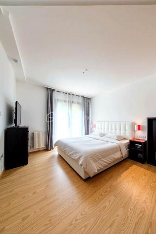 Nouveauté sur le marché ! Découvrez ce spacieux appartement familial de 113 m², situé dans une résidence calme et parfaitement entretenue à Livry-Gargan Avenue Liégeard. Un bien qui allie espace, lumière et convivialité.

Ce qui fait la différence :

Un séjour XXL de 32 m² avec cheminée : la pièce idéale pour recevoir, partager et créer des souvenirs.

Deux balcons exposés Nord et Est : profitez de la lumière et de l'air extérieur à tout moment de la journée.

Trois chambres spacieuses desservies par un grand dégagement : une circulation fluide et agréable au quotidien.

Cave et deux boxes communiquants en sous-sol : un vrai plus pour le rangement et le stationnement.

La résidence :
Petite copropriété fermée et sécurisée datant de 1989 (16 lots au total), offrant un cadre de vie paisible avec digicode, interphone, fibre optique et VMC. À proximité immédiate des commerces, des écoles et des espaces verts.

La présente annonce concerne 4 lots (11, 23, 45 et 46) au sein d'une copropriété de 16 lots, sans procédure en cours.

Contactez-moi sans tarder pour organiser une visite !