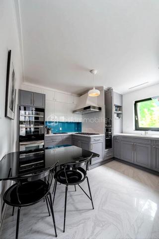 Nouveauté sur le marché ! Découvrez ce spacieux appartement familial de 113 m², situé dans une résidence calme et parfaitement entretenue à Livry-Gargan Avenue Liégeard. Un bien qui allie espace, lumière et convivialité.

Ce qui fait la différence :

Un séjour XXL de 32 m² avec cheminée : la pièce idéale pour recevoir, partager et créer des souvenirs.

Deux balcons exposés Nord et Est : profitez de la lumière et de l'air extérieur à tout moment de la journée.

Trois chambres spacieuses desservies par un grand dégagement : une circulation fluide et agréable au quotidien.

Cave et deux boxes communiquants en sous-sol : un vrai plus pour le rangement et le stationnement.

La résidence :
Petite copropriété fermée et sécurisée datant de 1989 (16 lots au total), offrant un cadre de vie paisible avec digicode, interphone, fibre optique et VMC. À proximité immédiate des commerces, des écoles et des espaces verts.

La présente annonce concerne 4 lots (11, 23, 45 et 46) au sein d'une copropriété de 16 lots, sans procédure en cours.

Contactez-moi sans tarder pour organiser une visite !