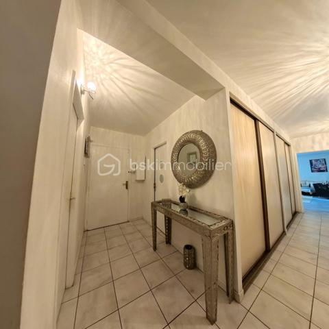 Nouveauté sur le marché ! Découvrez ce spacieux appartement familial de 113 m², situé dans une résidence calme et parfaitement entretenue à Livry-Gargan Avenue Liégeard. Un bien qui allie espace, lumière et convivialité.

Ce qui fait la différence :

Un séjour XXL de 32 m² avec cheminée : la pièce idéale pour recevoir, partager et créer des souvenirs.

Deux balcons exposés Nord et Est : profitez de la lumière et de l'air extérieur à tout moment de la journée.

Trois chambres spacieuses desservies par un grand dégagement : une circulation fluide et agréable au quotidien.

Cave et deux boxes communiquants en sous-sol : un vrai plus pour le rangement et le stationnement.

La résidence :
Petite copropriété fermée et sécurisée datant de 1989 (16 lots au total), offrant un cadre de vie paisible avec digicode, interphone, fibre optique et VMC. À proximité immédiate des commerces, des écoles et des espaces verts.

La présente annonce concerne 4 lots (11, 23, 45 et 46) au sein d'une copropriété de 16 lots, sans procédure en cours.

Contactez-moi sans tarder pour organiser une visite !