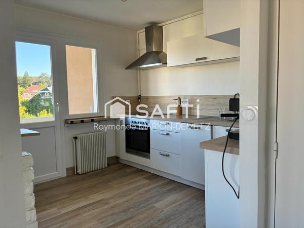 Pied à terre pour les vacances, résidence principale ou investissement, cet appartement situé dans un secteur recherché proche de toutes commodités, à quelques minutes à pied du lac est tout simplement idéal !