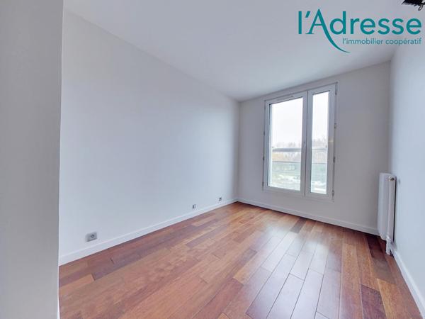 Appartement Noisy Le Grand 2 pièce(s) DERNIER ETAGE + TERRASSE