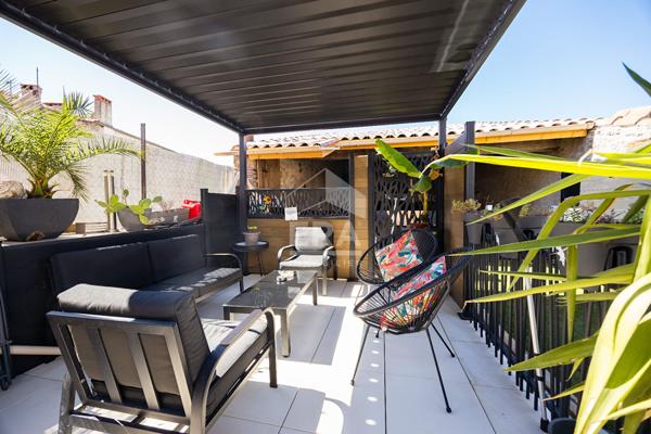 ESTAGEL : Maison de village de charme avec piscine et garage à vendre