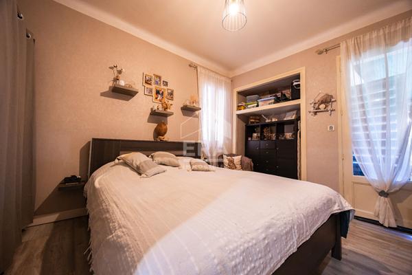 ESTAGEL : Maison de village de charme avec piscine et garage à vendre