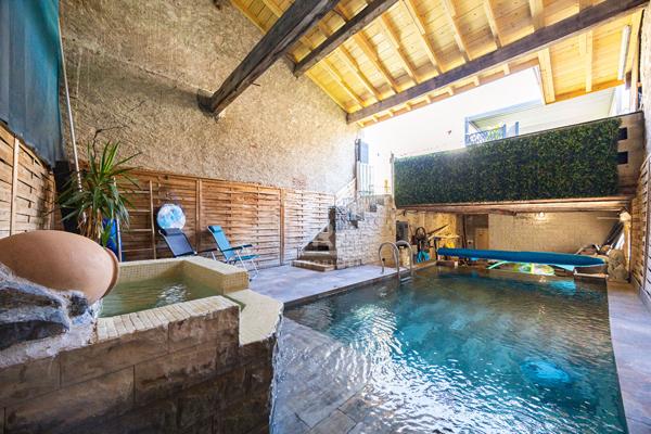 ESTAGEL : Maison de village de charme avec piscine et garage à vendre