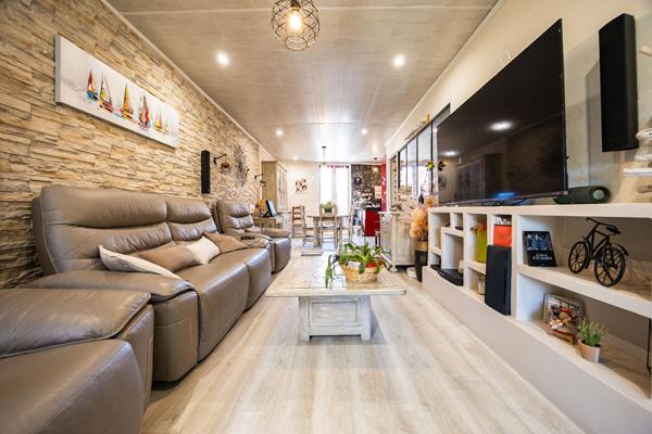 ESTAGEL : Maison de village de charme avec piscine et garage à vendre