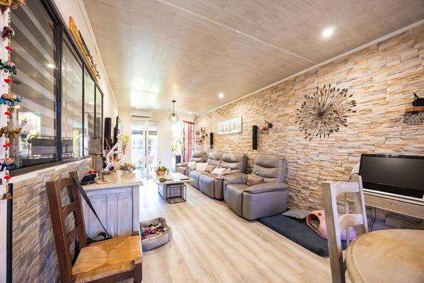 ESTAGEL : Maison de village de charme avec piscine et garage à vendre
