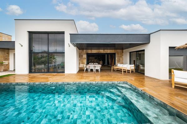 DIJON – Villa d’architecte contemporaine de plain-pied avec piscine & prestations d’exception