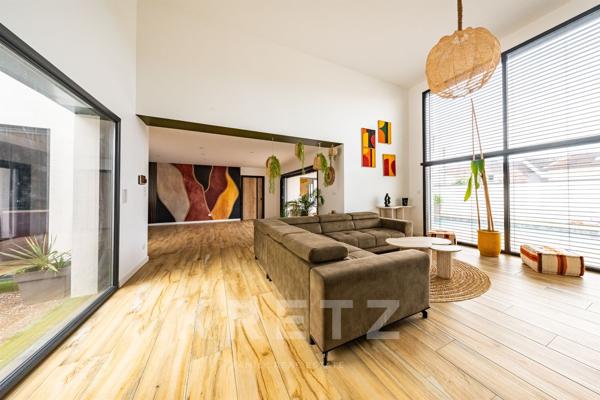 DIJON – Villa d’architecte contemporaine de plain-pied avec piscine & prestations d’exception