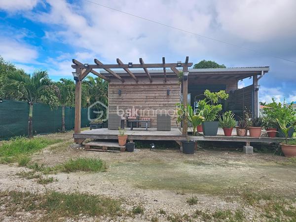 EXCLUSIVITE 
Delphine MIRANDA pour BSK Immobilier 

Nouveauté !
Je vous propose cette maison bois d'une surface habitable de 59 m2, (surface utile 68 m2) édifiée de plain-pied sur une parcelle plane de 303 m2.
Agencement fonctionnel proposant une entrée sur salon- séjour , un toilette indépendant, deux chambres avec dressings de 12 m2 , une salle d'eau avec douche à l'italienne , une cuisine équipée ouverte sur la terrasse abritée, prolongée par un deck en cumaru.
Citerne tampon pour pallier aux coupures d'eau.
Assainissement individuel avec conformité.
Environnement calme à 10 minutes du centre ville de Saint François , commodités à pied.

Idéal pour un investissement, un pied à terre ou votre résidence principale.

Plus d'informations? N'hésitez pas à me contacter par message ou appel whatsapp!