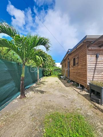 EXCLUSIVITE 
Delphine MIRANDA pour BSK Immobilier 

Nouveauté !
Je vous propose cette maison bois d'une surface habitable de 59 m2, (surface utile 68 m2) édifiée de plain-pied sur une parcelle plane de 303 m2.
Agencement fonctionnel proposant une entrée sur salon- séjour , un toilette indépendant, deux chambres avec dressings de 12 m2 , une salle d'eau avec douche à l'italienne , une cuisine équipée ouverte sur la terrasse abritée, prolongée par un deck en cumaru.
Citerne tampon pour pallier aux coupures d'eau.
Assainissement individuel avec conformité.
Environnement calme à 10 minutes du centre ville de Saint François , commodités à pied.

Idéal pour un investissement, un pied à terre ou votre résidence principale.

Plus d'informations? N'hésitez pas à me contacter par message ou appel whatsapp!