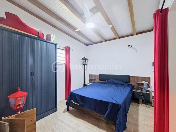 EXCLUSIVITE 
Delphine MIRANDA pour BSK Immobilier 

Nouveauté !
Je vous propose cette maison bois d'une surface habitable de 59 m2, (surface utile 68 m2) édifiée de plain-pied sur une parcelle plane de 303 m2.
Agencement fonctionnel proposant une entrée sur salon- séjour , un toilette indépendant, deux chambres avec dressings de 12 m2 , une salle d'eau avec douche à l'italienne , une cuisine équipée ouverte sur la terrasse abritée, prolongée par un deck en cumaru.
Citerne tampon pour pallier aux coupures d'eau.
Assainissement individuel avec conformité.
Environnement calme à 10 minutes du centre ville de Saint François , commodités à pied.

Idéal pour un investissement, un pied à terre ou votre résidence principale.

Plus d'informations? N'hésitez pas à me contacter par message ou appel whatsapp!