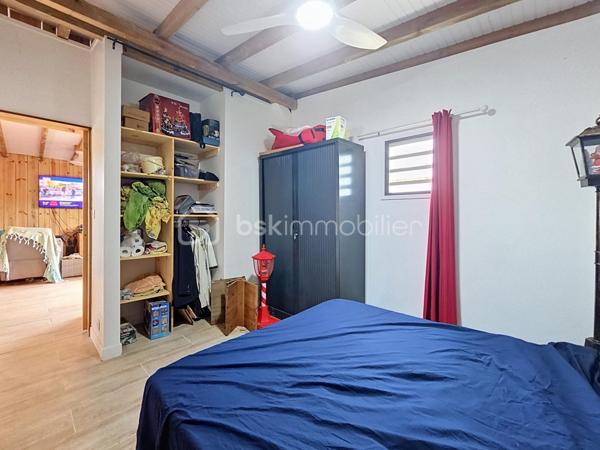 EXCLUSIVITE 
Delphine MIRANDA pour BSK Immobilier 

Nouveauté !
Je vous propose cette maison bois d'une surface habitable de 59 m2, (surface utile 68 m2) édifiée de plain-pied sur une parcelle plane de 303 m2.
Agencement fonctionnel proposant une entrée sur salon- séjour , un toilette indépendant, deux chambres avec dressings de 12 m2 , une salle d'eau avec douche à l'italienne , une cuisine équipée ouverte sur la terrasse abritée, prolongée par un deck en cumaru.
Citerne tampon pour pallier aux coupures d'eau.
Assainissement individuel avec conformité.
Environnement calme à 10 minutes du centre ville de Saint François , commodités à pied.

Idéal pour un investissement, un pied à terre ou votre résidence principale.

Plus d'informations? N'hésitez pas à me contacter par message ou appel whatsapp!