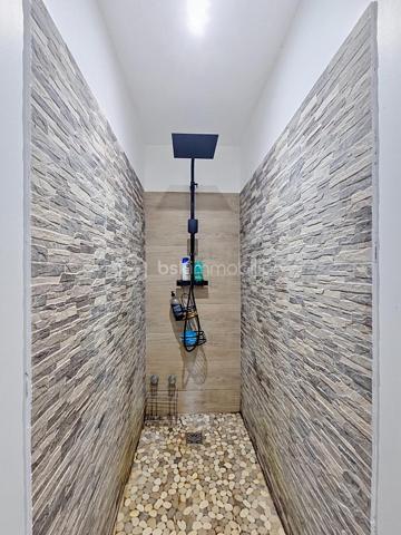 EXCLUSIVITE 
Delphine MIRANDA pour BSK Immobilier 

Nouveauté !
Je vous propose cette maison bois d'une surface habitable de 59 m2, (surface utile 68 m2) édifiée de plain-pied sur une parcelle plane de 303 m2.
Agencement fonctionnel proposant une entrée sur salon- séjour , un toilette indépendant, deux chambres avec dressings de 12 m2 , une salle d'eau avec douche à l'italienne , une cuisine équipée ouverte sur la terrasse abritée, prolongée par un deck en cumaru.
Citerne tampon pour pallier aux coupures d'eau.
Assainissement individuel avec conformité.
Environnement calme à 10 minutes du centre ville de Saint François , commodités à pied.

Idéal pour un investissement, un pied à terre ou votre résidence principale.

Plus d'informations? N'hésitez pas à me contacter par message ou appel whatsapp!