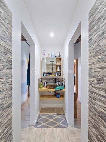 EXCLUSIVITE 
Delphine MIRANDA pour BSK Immobilier 

Nouveauté !
Je vous propose cette maison bois d'une surface habitable de 59 m2, (surface utile 68 m2) édifiée de plain-pied sur une parcelle plane de 303 m2.
Agencement fonctionnel proposant une entrée sur salon- séjour , un toilette indépendant, deux chambres avec dressings de 12 m2 , une salle d'eau avec douche à l'italienne , une cuisine équipée ouverte sur la terrasse abritée, prolongée par un deck en cumaru.
Citerne tampon pour pallier aux coupures d'eau.
Assainissement individuel avec conformité.
Environnement calme à 10 minutes du centre ville de Saint François , commodités à pied.

Idéal pour un investissement, un pied à terre ou votre résidence principale.

Plus d'informations? N'hésitez pas à me contacter par message ou appel whatsapp!