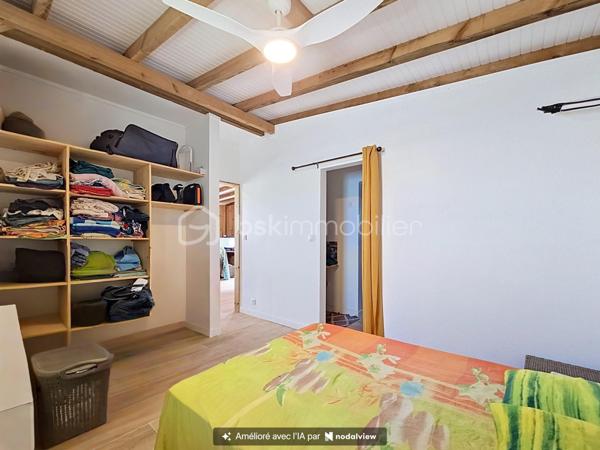 EXCLUSIVITE 
Delphine MIRANDA pour BSK Immobilier 

Nouveauté !
Je vous propose cette maison bois d'une surface habitable de 59 m2, (surface utile 68 m2) édifiée de plain-pied sur une parcelle plane de 303 m2.
Agencement fonctionnel proposant une entrée sur salon- séjour , un toilette indépendant, deux chambres avec dressings de 12 m2 , une salle d'eau avec douche à l'italienne , une cuisine équipée ouverte sur la terrasse abritée, prolongée par un deck en cumaru.
Citerne tampon pour pallier aux coupures d'eau.
Assainissement individuel avec conformité.
Environnement calme à 10 minutes du centre ville de Saint François , commodités à pied.

Idéal pour un investissement, un pied à terre ou votre résidence principale.

Plus d'informations? N'hésitez pas à me contacter par message ou appel whatsapp!