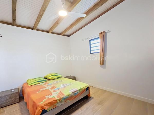 EXCLUSIVITE 
Delphine MIRANDA pour BSK Immobilier 

Nouveauté !
Je vous propose cette maison bois d'une surface habitable de 59 m2, (surface utile 68 m2) édifiée de plain-pied sur une parcelle plane de 303 m2.
Agencement fonctionnel proposant une entrée sur salon- séjour , un toilette indépendant, deux chambres avec dressings de 12 m2 , une salle d'eau avec douche à l'italienne , une cuisine équipée ouverte sur la terrasse abritée, prolongée par un deck en cumaru.
Citerne tampon pour pallier aux coupures d'eau.
Assainissement individuel avec conformité.
Environnement calme à 10 minutes du centre ville de Saint François , commodités à pied.

Idéal pour un investissement, un pied à terre ou votre résidence principale.

Plus d'informations? N'hésitez pas à me contacter par message ou appel whatsapp!