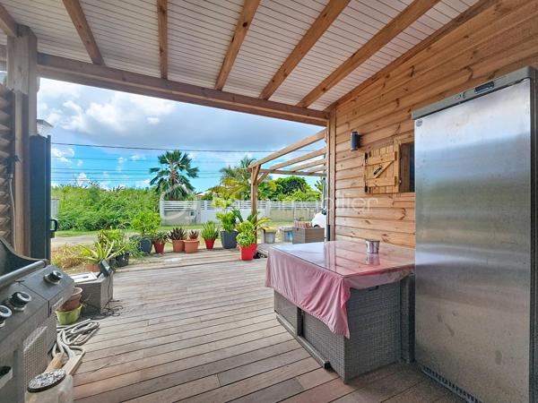 EXCLUSIVITE 
Delphine MIRANDA pour BSK Immobilier 

Nouveauté !
Je vous propose cette maison bois d'une surface habitable de 59 m2, (surface utile 68 m2) édifiée de plain-pied sur une parcelle plane de 303 m2.
Agencement fonctionnel proposant une entrée sur salon- séjour , un toilette indépendant, deux chambres avec dressings de 12 m2 , une salle d'eau avec douche à l'italienne , une cuisine équipée ouverte sur la terrasse abritée, prolongée par un deck en cumaru.
Citerne tampon pour pallier aux coupures d'eau.
Assainissement individuel avec conformité.
Environnement calme à 10 minutes du centre ville de Saint François , commodités à pied.

Idéal pour un investissement, un pied à terre ou votre résidence principale.

Plus d'informations? N'hésitez pas à me contacter par message ou appel whatsapp!