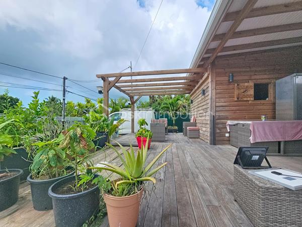 EXCLUSIVITE 
Delphine MIRANDA pour BSK Immobilier 

Nouveauté !
Je vous propose cette maison bois d'une surface habitable de 59 m2, (surface utile 68 m2) édifiée de plain-pied sur une parcelle plane de 303 m2.
Agencement fonctionnel proposant une entrée sur salon- séjour , un toilette indépendant, deux chambres avec dressings de 12 m2 , une salle d'eau avec douche à l'italienne , une cuisine équipée ouverte sur la terrasse abritée, prolongée par un deck en cumaru.
Citerne tampon pour pallier aux coupures d'eau.
Assainissement individuel avec conformité.
Environnement calme à 10 minutes du centre ville de Saint François , commodités à pied.

Idéal pour un investissement, un pied à terre ou votre résidence principale.

Plus d'informations? N'hésitez pas à me contacter par message ou appel whatsapp!