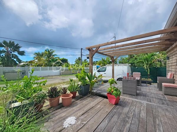 EXCLUSIVITE 
Delphine MIRANDA pour BSK Immobilier 

Nouveauté !
Je vous propose cette maison bois d'une surface habitable de 59 m2, (surface utile 68 m2) édifiée de plain-pied sur une parcelle plane de 303 m2.
Agencement fonctionnel proposant une entrée sur salon- séjour , un toilette indépendant, deux chambres avec dressings de 12 m2 , une salle d'eau avec douche à l'italienne , une cuisine équipée ouverte sur la terrasse abritée, prolongée par un deck en cumaru.
Citerne tampon pour pallier aux coupures d'eau.
Assainissement individuel avec conformité.
Environnement calme à 10 minutes du centre ville de Saint François , commodités à pied.

Idéal pour un investissement, un pied à terre ou votre résidence principale.

Plus d'informations? N'hésitez pas à me contacter par message ou appel whatsapp!