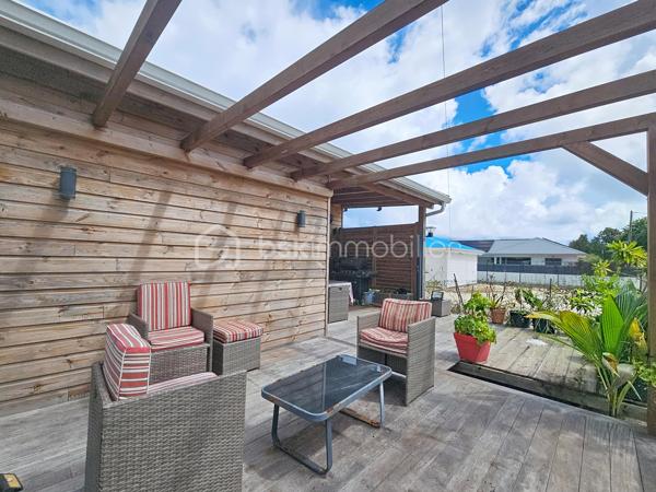 EXCLUSIVITE 
Delphine MIRANDA pour BSK Immobilier 

Nouveauté !
Je vous propose cette maison bois d'une surface habitable de 59 m2, (surface utile 68 m2) édifiée de plain-pied sur une parcelle plane de 303 m2.
Agencement fonctionnel proposant une entrée sur salon- séjour , un toilette indépendant, deux chambres avec dressings de 12 m2 , une salle d'eau avec douche à l'italienne , une cuisine équipée ouverte sur la terrasse abritée, prolongée par un deck en cumaru.
Citerne tampon pour pallier aux coupures d'eau.
Assainissement individuel avec conformité.
Environnement calme à 10 minutes du centre ville de Saint François , commodités à pied.

Idéal pour un investissement, un pied à terre ou votre résidence principale.

Plus d'informations? N'hésitez pas à me contacter par message ou appel whatsapp!