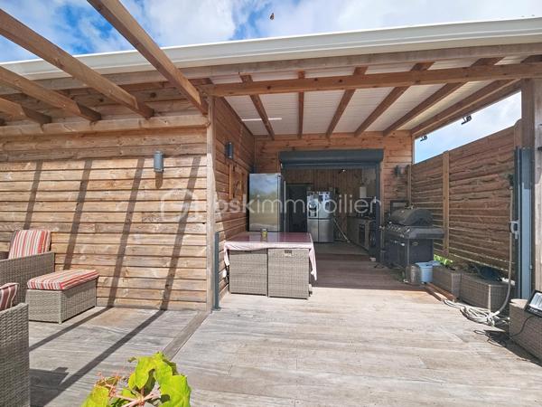 EXCLUSIVITE 
Delphine MIRANDA pour BSK Immobilier 

Nouveauté !
Je vous propose cette maison bois d'une surface habitable de 59 m2, (surface utile 68 m2) édifiée de plain-pied sur une parcelle plane de 303 m2.
Agencement fonctionnel proposant une entrée sur salon- séjour , un toilette indépendant, deux chambres avec dressings de 12 m2 , une salle d'eau avec douche à l'italienne , une cuisine équipée ouverte sur la terrasse abritée, prolongée par un deck en cumaru.
Citerne tampon pour pallier aux coupures d'eau.
Assainissement individuel avec conformité.
Environnement calme à 10 minutes du centre ville de Saint François , commodités à pied.

Idéal pour un investissement, un pied à terre ou votre résidence principale.

Plus d'informations? N'hésitez pas à me contacter par message ou appel whatsapp!
