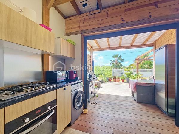 EXCLUSIVITE 
Delphine MIRANDA pour BSK Immobilier 

Nouveauté !
Je vous propose cette maison bois d'une surface habitable de 59 m2, (surface utile 68 m2) édifiée de plain-pied sur une parcelle plane de 303 m2.
Agencement fonctionnel proposant une entrée sur salon- séjour , un toilette indépendant, deux chambres avec dressings de 12 m2 , une salle d'eau avec douche à l'italienne , une cuisine équipée ouverte sur la terrasse abritée, prolongée par un deck en cumaru.
Citerne tampon pour pallier aux coupures d'eau.
Assainissement individuel avec conformité.
Environnement calme à 10 minutes du centre ville de Saint François , commodités à pied.

Idéal pour un investissement, un pied à terre ou votre résidence principale.

Plus d'informations? N'hésitez pas à me contacter par message ou appel whatsapp!