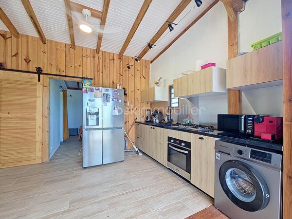 EXCLUSIVITE 
Delphine MIRANDA pour BSK Immobilier 

Nouveauté !
Je vous propose cette maison bois d'une surface habitable de 59 m2, (surface utile 68 m2) édifiée de plain-pied sur une parcelle plane de 303 m2.
Agencement fonctionnel proposant une entrée sur salon- séjour , un toilette indépendant, deux chambres avec dressings de 12 m2 , une salle d'eau avec douche à l'italienne , une cuisine équipée ouverte sur la terrasse abritée, prolongée par un deck en cumaru.
Citerne tampon pour pallier aux coupures d'eau.
Assainissement individuel avec conformité.
Environnement calme à 10 minutes du centre ville de Saint François , commodités à pied.

Idéal pour un investissement, un pied à terre ou votre résidence principale.

Plus d'informations? N'hésitez pas à me contacter par message ou appel whatsapp!