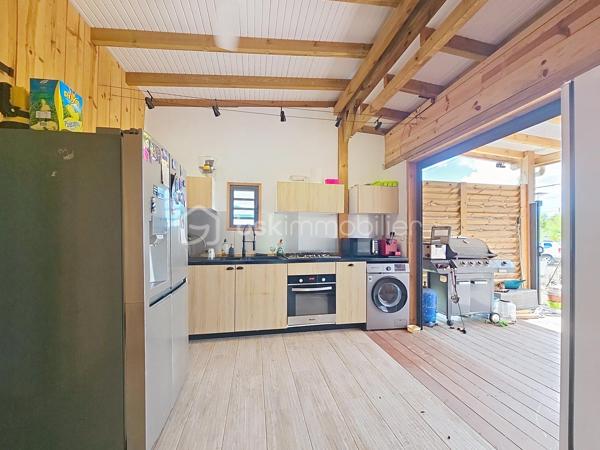 EXCLUSIVITE 
Delphine MIRANDA pour BSK Immobilier 

Nouveauté !
Je vous propose cette maison bois d'une surface habitable de 59 m2, (surface utile 68 m2) édifiée de plain-pied sur une parcelle plane de 303 m2.
Agencement fonctionnel proposant une entrée sur salon- séjour , un toilette indépendant, deux chambres avec dressings de 12 m2 , une salle d'eau avec douche à l'italienne , une cuisine équipée ouverte sur la terrasse abritée, prolongée par un deck en cumaru.
Citerne tampon pour pallier aux coupures d'eau.
Assainissement individuel avec conformité.
Environnement calme à 10 minutes du centre ville de Saint François , commodités à pied.

Idéal pour un investissement, un pied à terre ou votre résidence principale.

Plus d'informations? N'hésitez pas à me contacter par message ou appel whatsapp!