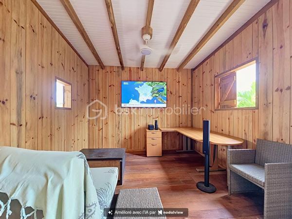 EXCLUSIVITE 
Delphine MIRANDA pour BSK Immobilier 

Nouveauté !
Je vous propose cette maison bois d'une surface habitable de 59 m2, (surface utile 68 m2) édifiée de plain-pied sur une parcelle plane de 303 m2.
Agencement fonctionnel proposant une entrée sur salon- séjour , un toilette indépendant, deux chambres avec dressings de 12 m2 , une salle d'eau avec douche à l'italienne , une cuisine équipée ouverte sur la terrasse abritée, prolongée par un deck en cumaru.
Citerne tampon pour pallier aux coupures d'eau.
Assainissement individuel avec conformité.
Environnement calme à 10 minutes du centre ville de Saint François , commodités à pied.

Idéal pour un investissement, un pied à terre ou votre résidence principale.

Plus d'informations? N'hésitez pas à me contacter par message ou appel whatsapp!