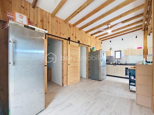 EXCLUSIVITE 
Delphine MIRANDA pour BSK Immobilier 

Nouveauté !
Je vous propose cette maison bois d'une surface habitable de 59 m2, (surface utile 68 m2) édifiée de plain-pied sur une parcelle plane de 303 m2.
Agencement fonctionnel proposant une entrée sur salon- séjour , un toilette indépendant, deux chambres avec dressings de 12 m2 , une salle d'eau avec douche à l'italienne , une cuisine équipée ouverte sur la terrasse abritée, prolongée par un deck en cumaru.
Citerne tampon pour pallier aux coupures d'eau.
Assainissement individuel avec conformité.
Environnement calme à 10 minutes du centre ville de Saint François , commodités à pied.

Idéal pour un investissement, un pied à terre ou votre résidence principale.

Plus d'informations? N'hésitez pas à me contacter par message ou appel whatsapp!