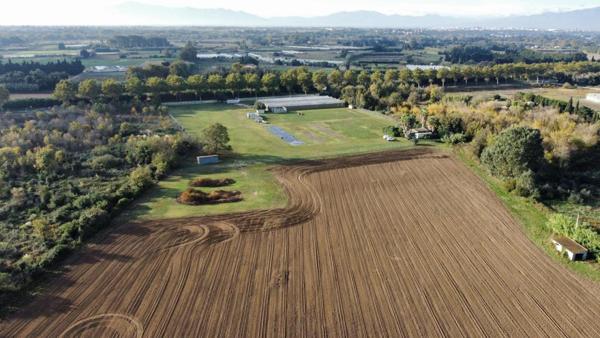 Fond de commerce avec 10 hectares de terrain ,