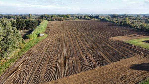 Fond de commerce avec 10 hectares de terrain ,
