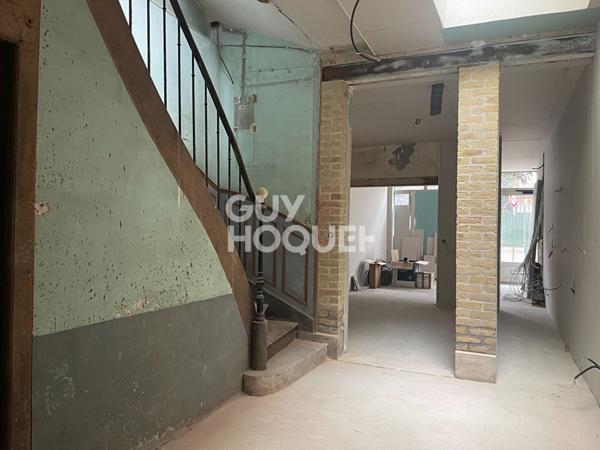 Maison de ville avec cour et parking privatif