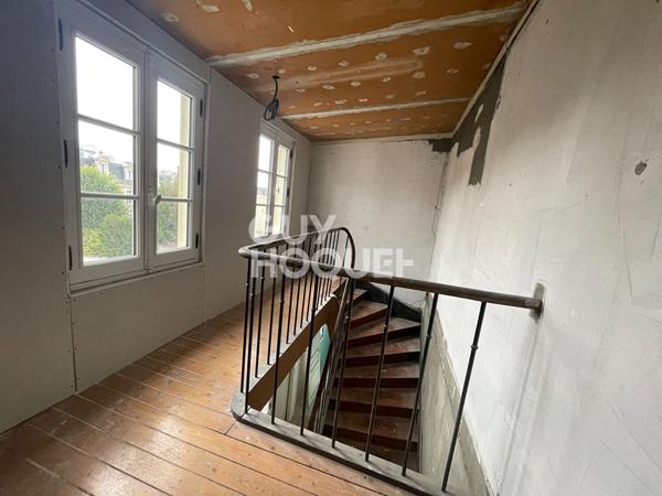 Maison de ville avec cour et parking privatif