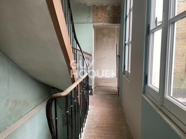 Maison de ville avec cour et parking privatif