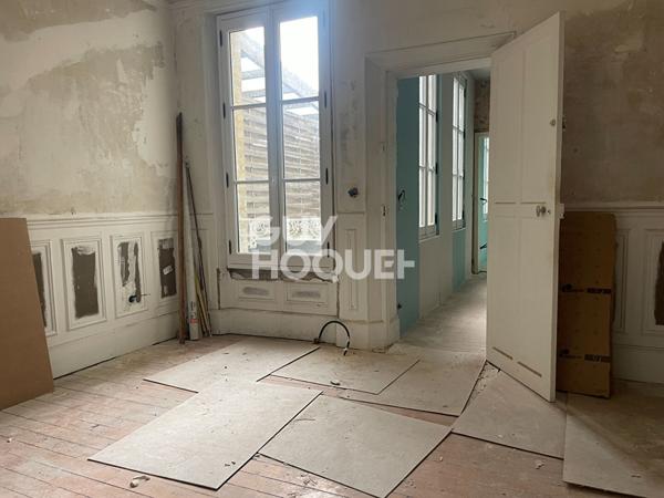 Maison de ville avec cour et parking privatif