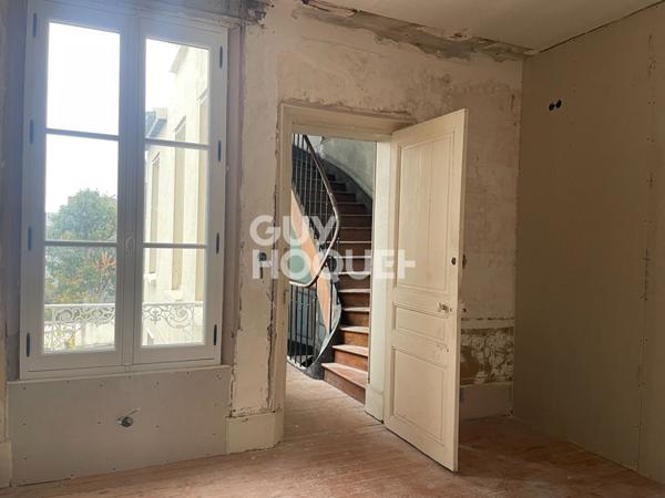 Maison de ville avec cour et parking privatif