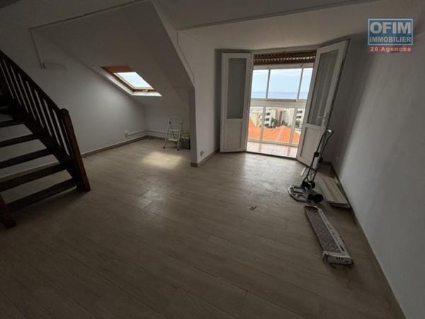 A louer à St Denis-Montgaillard, T4 duplex dans la residence les terrasses de Montgaillard, proche hôtel Creolia