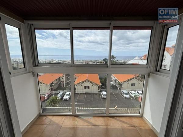 A louer à St Denis-Montgaillard, T4 duplex dans la residence les terrasses de Montgaillard, proche hôtel Creolia