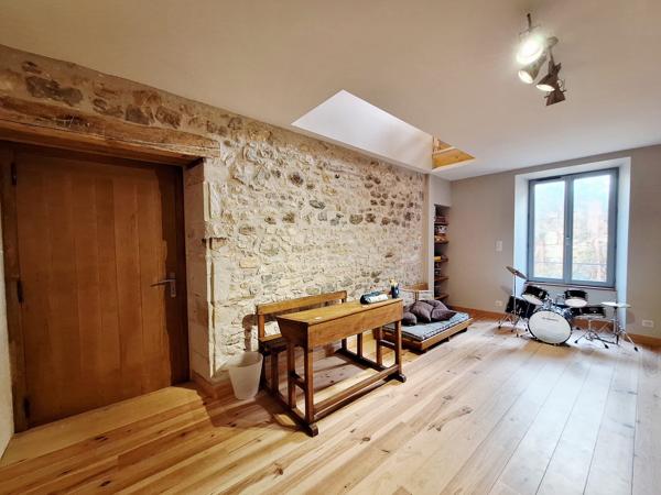 Maison de caractère du XIXe siècle – 200 m² – 5 chambres – Grange aménageable de 90 m² – Jardin sans vis-à-vis