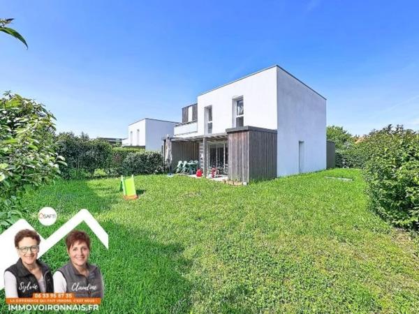 Maison jumelée de 2016, excellent état, avec jardin, proche écoles et centre ville