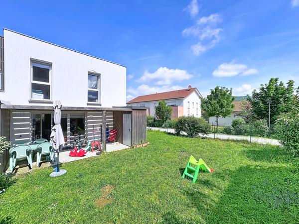 Maison jumelée de 2016, excellent état, avec jardin, proche écoles et centre ville