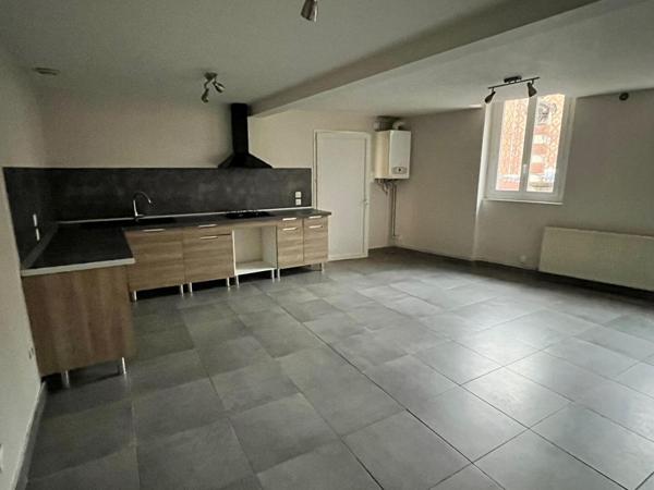 Immeuble Moulins 3 appartements + local 100 m2 + 2 garages + terrain