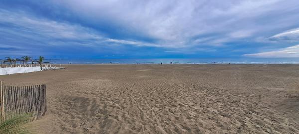 A 100m de la plage, F2 à La Grande-Motte avec terrasse Sud, garage privatif et grand jardin collectif