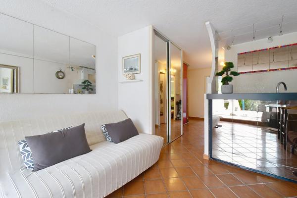 A 100m de la plage, F2 à La Grande-Motte avec terrasse Sud, garage privatif et grand jardin collectif