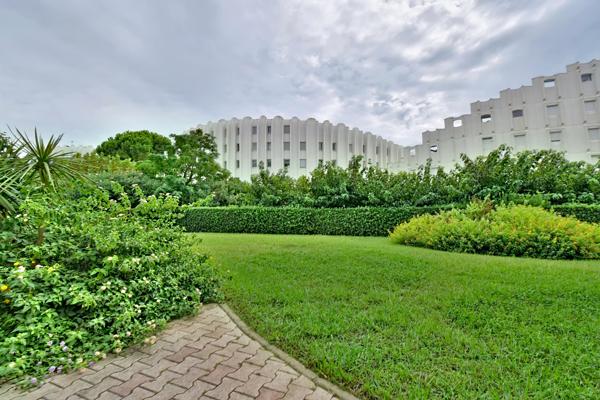 A 100m de la plage, F2 à La Grande-Motte avec terrasse Sud, garage privatif et grand jardin collectif