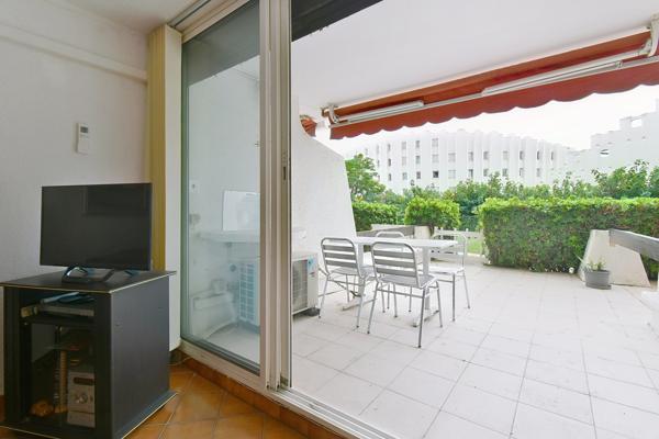 A 100m de la plage, F2 à La Grande-Motte avec terrasse Sud, garage privatif et grand jardin collectif
