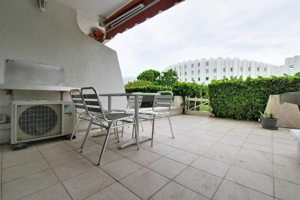 A 100m de la plage, F2 à La Grande-Motte avec terrasse Sud, garage privatif et grand jardin collectif