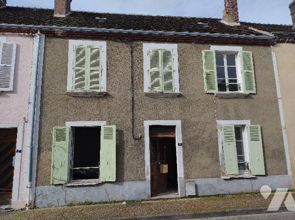 Maison à rénover
RDC : hall, salon, cuisine, SDE-WC, chambre
1er : 4 chambres, dressing, SDE
Jardin